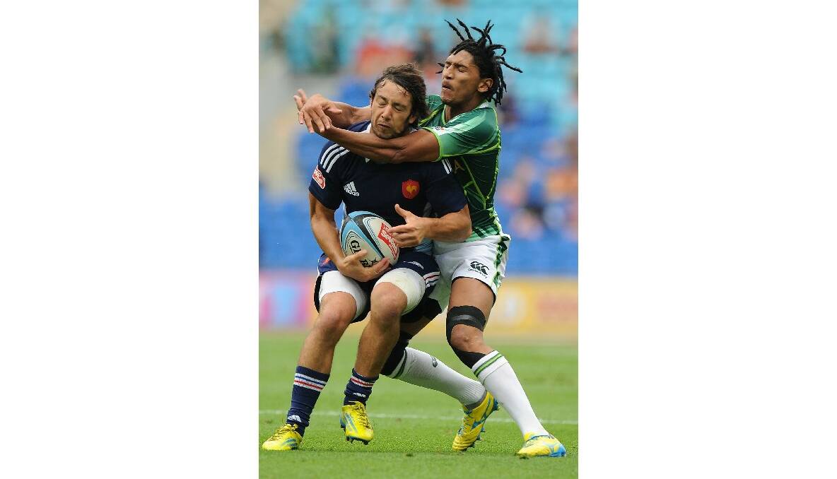 Vincent Inigo of France is tackled by Justin Geduld of South Africa during the Gold Coast Sevens round 1 match between South Africa and France. Photo: Getty Images.