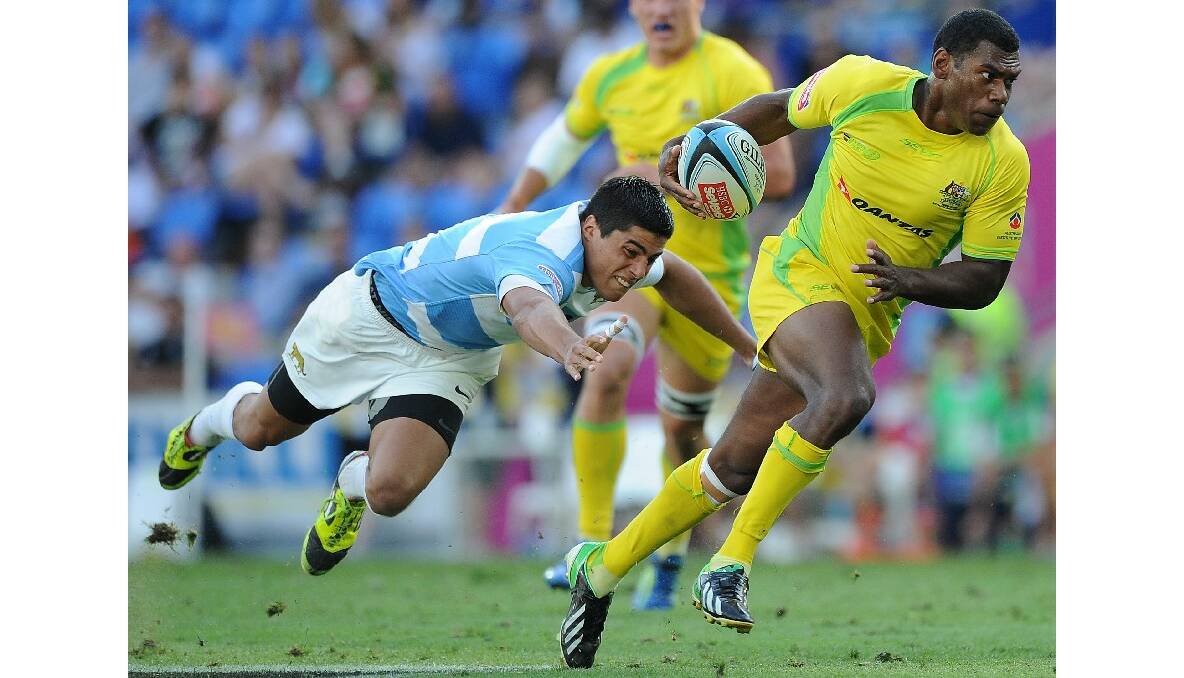 Shannon Walker of Australia runs with the ball during the Gold Coast Sevens round one match between Australia and Argentina. Photo: Getty Images.