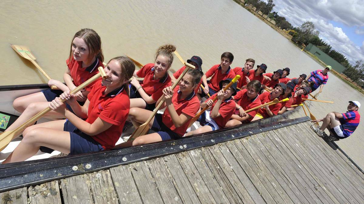 DAILY ADVERTISER: Kildare Catholic College year 8 rowers practising for the Wagga Dragon Boat regattta to be held at Lake Albert on December 1. Picture: Les Smith