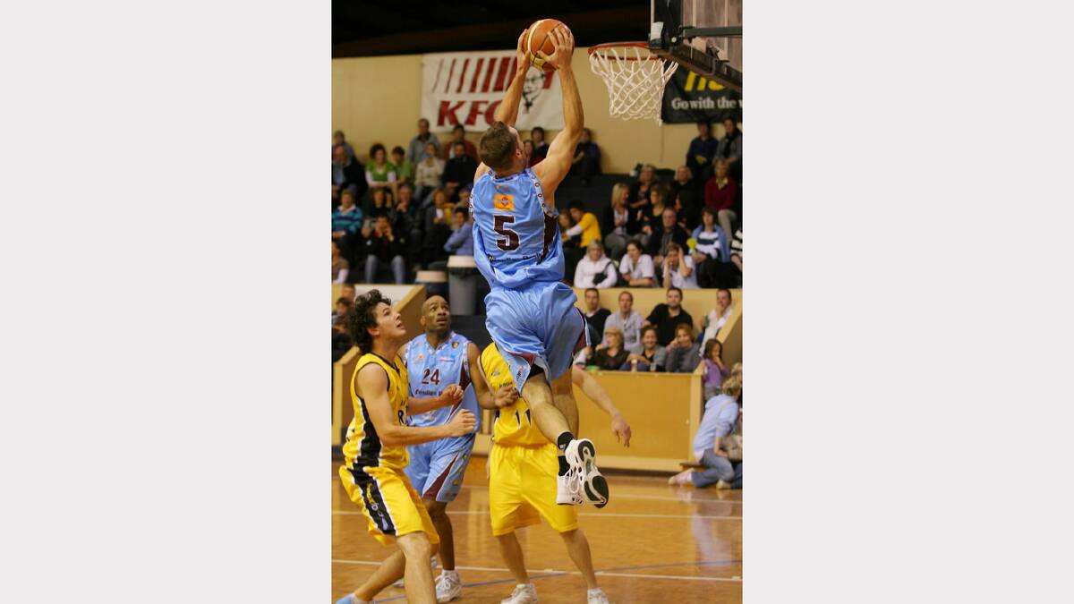 May 2007: Getting an easy basket against the Knox Raiders.