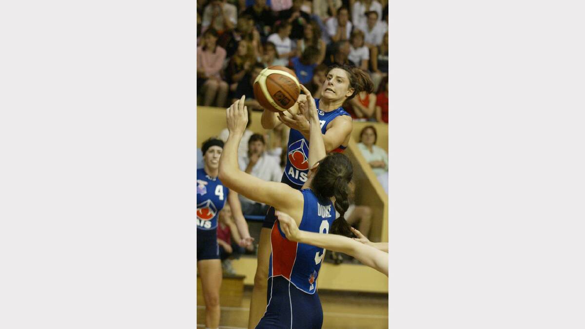 AIS star Renae Camino takes the ball to the basket during the WNBL clash with the Canberra Capitals at the Albury Sports Stadium. Picture: PETER MERKESTEYN