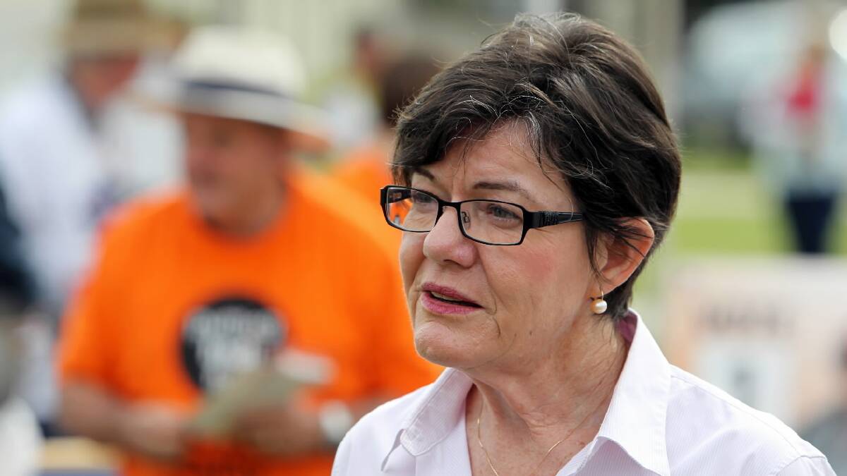 Cathy McGowan now holds a narrow lead over incumbent Sophie Mirabella.