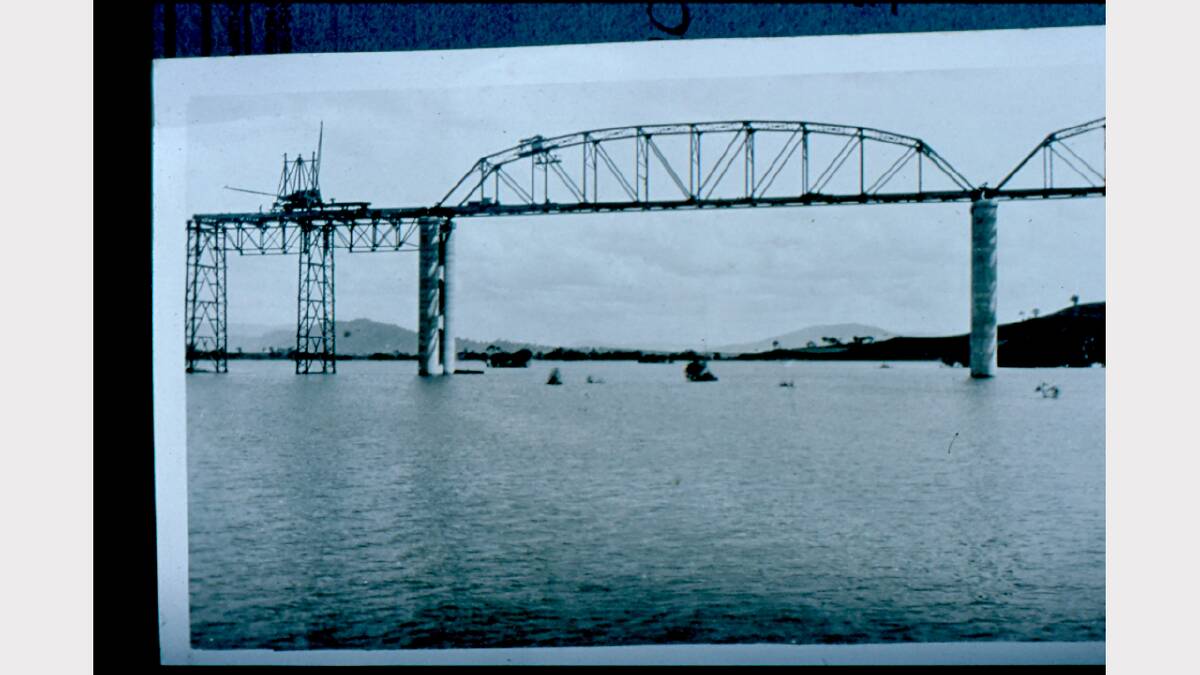 Workmen construction the Bethanga Bridge in 1929-1930. Howard Jones Collection.