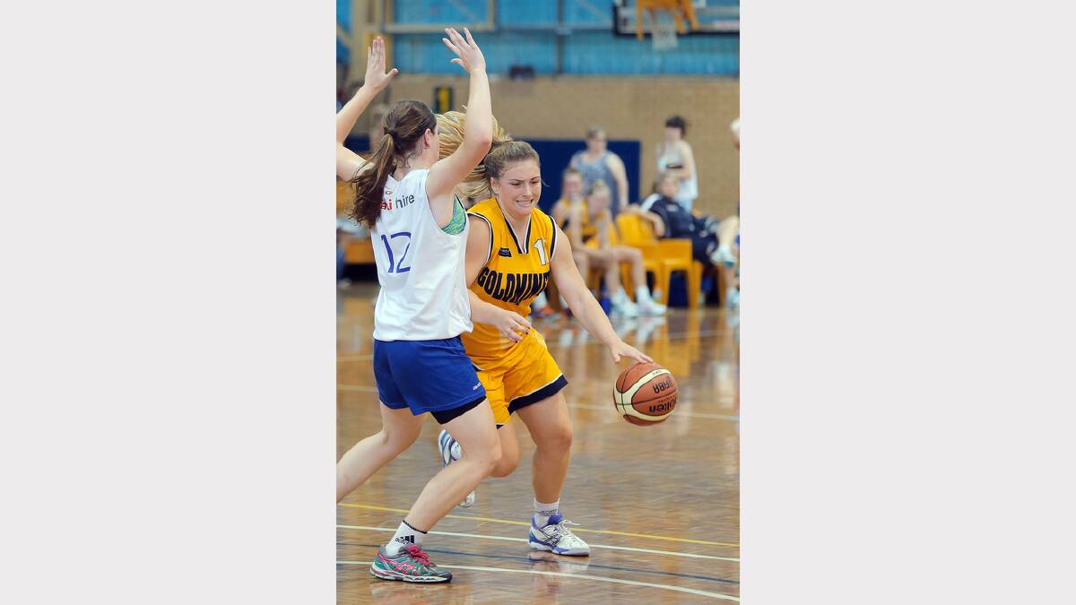 U/18 girls grand final, Vic Goldminers vs NSW Waratahs, Grace McRae runs into the defence of Abbey George.