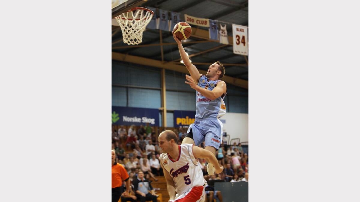 March 2007: Gliding in for the lay-up over Nunawading's Jarred Scoffern.