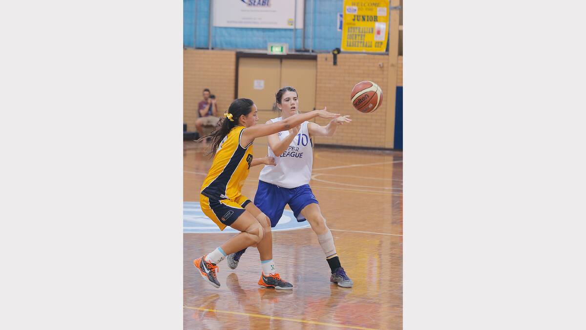 U/18 girls grand final, Vic Goldminers vs NSW Waratahs, Paige Biddle defends while Katie Budgen makes a pass.