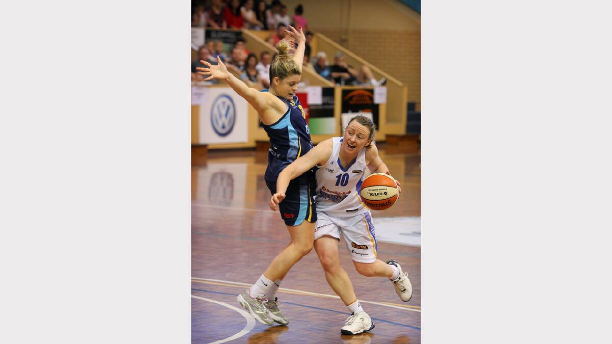Canberra player Nicole Hunt and Bendigo's Kristi Harrower clash during the WNBL match between Canberra Capitals and Bendigo Spirit at the Lauren Jackson Sports Centre. PICTURE: Matthew Smithwick.