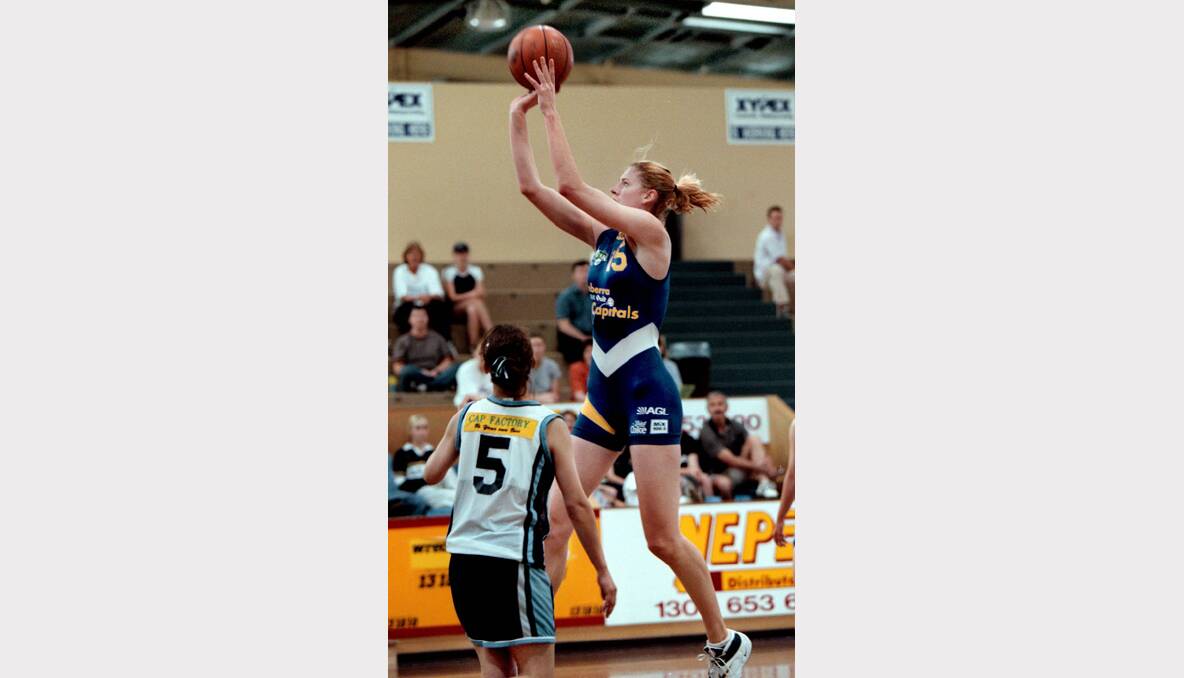 Lauren Jackson playing for Canberra against the Albury Cougars in 1999.