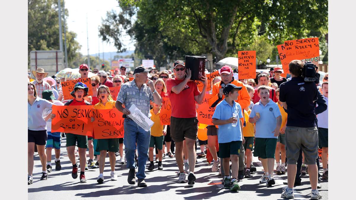 Huge turnout stops traffic through the streets of Wangaratta. PICTURE: John Russell.