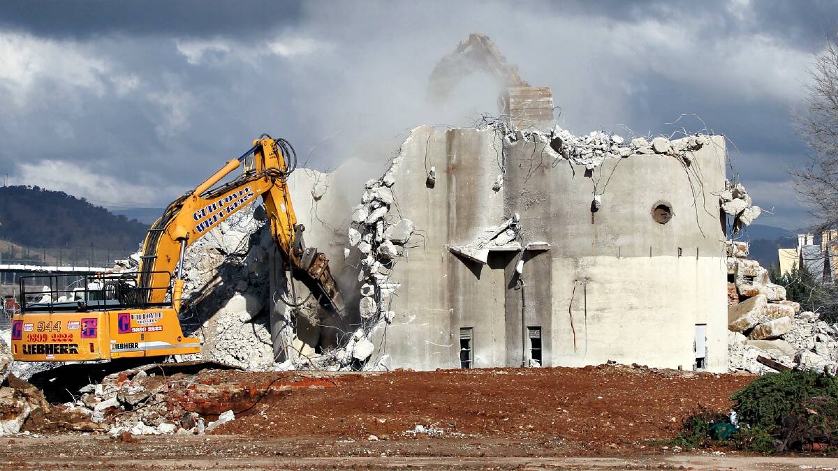 Scroll through the photos to relive the demolition. PICTURE: Tara Ashworth.