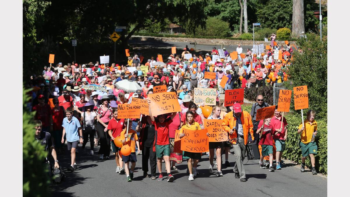 Huge turnout stops traffic through the streets of Wangaratta. PICTURE: John Russell.