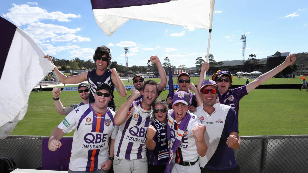 Keen Perth fans, some of whom made the trip from WA to Lavington to see the game. Picture: MATTHEW SMITHWICK