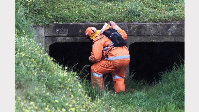 2003 - SES workers search the drains.
