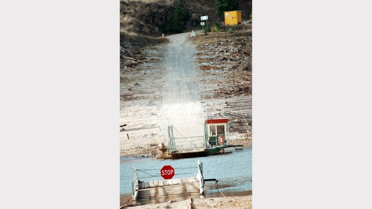 Low water levels at the Wymah Ferry crossing in April 1997.