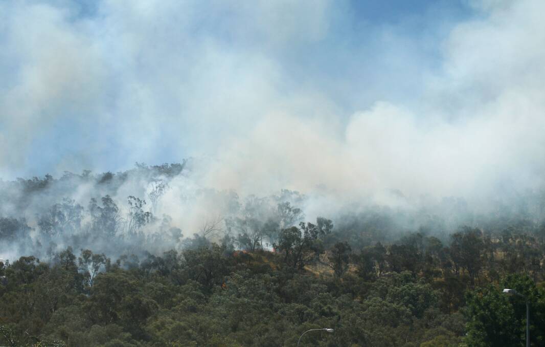 Smoke over West Albury from the Nail Can Hill fire. Picture: BEN EYLES