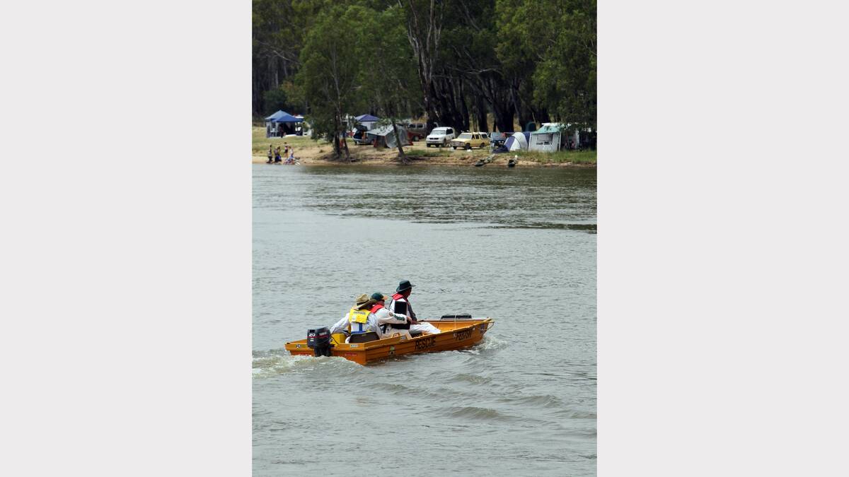 VRA Crews from Corowa and Albury search the Murray River.