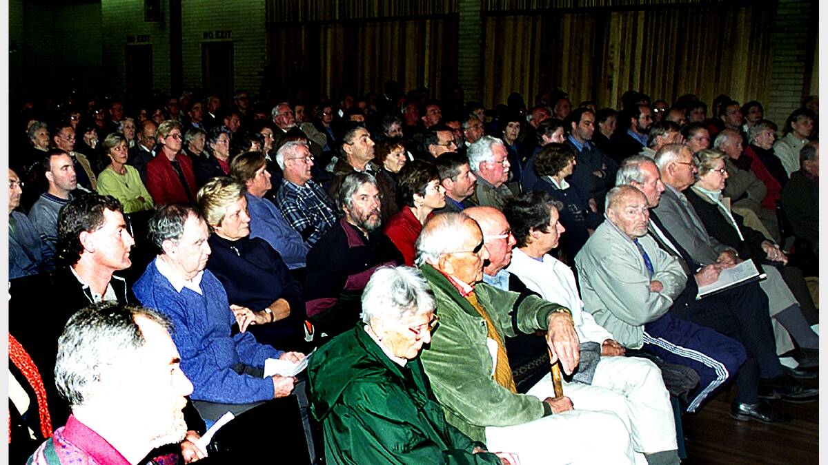 .Crowds of Wodonga residents at the one city  forum on the merger of Albury and Wodonga. Picture: KATE GERAGHTY