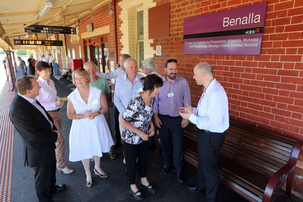  V/Line chief Theo Taifalos speaks to members of the reference group. 