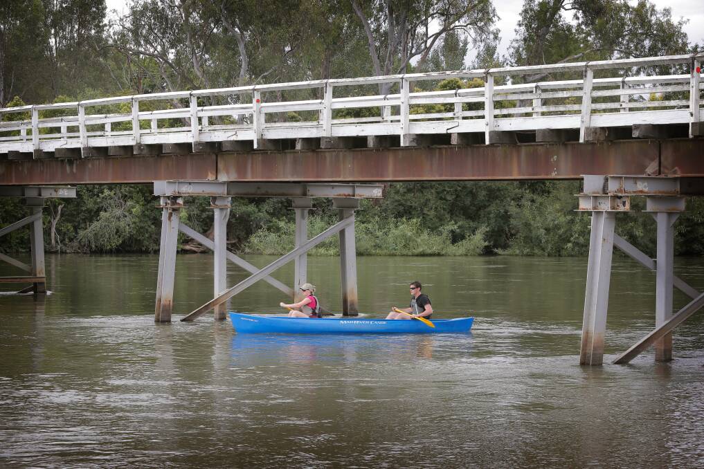  Albury's Zoe Schwartz and Tim Madden paddling down the river. Picture: TARA GOONAN