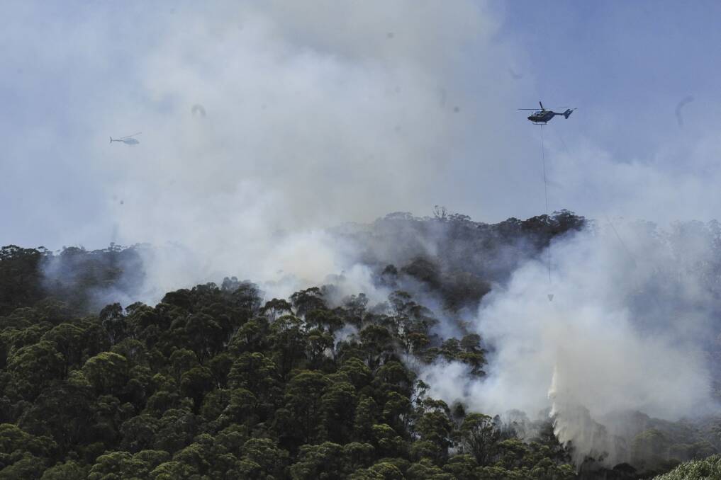 Helicopters water bomb a bushfire burning west of Lithgow. January 9, 2013. (SMH NEWS) photo by Mick Tsikas