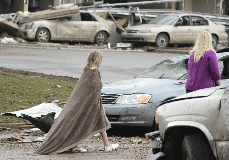 A girl tries to keep warm near the Moore Hospital after being hit tornado that destroyed buildings and overturned cars in Moore, Oklahoma, May 20, 2013. Photo: REUTERS/Gene Blevins