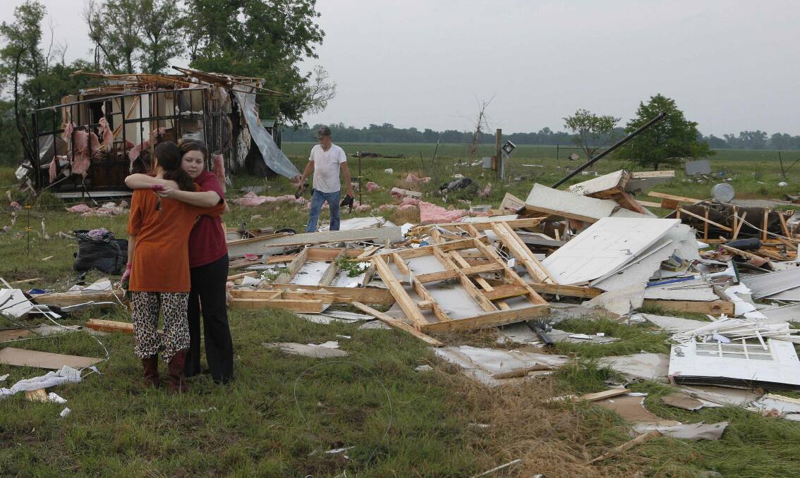 Leah Hill (L), of Shawnee, Oklahoma, is hugged by friend Sidney Sizemore, as they look through Hill's scattered belongings from her home which was destroyed by a tornado. Photo: REUTERS