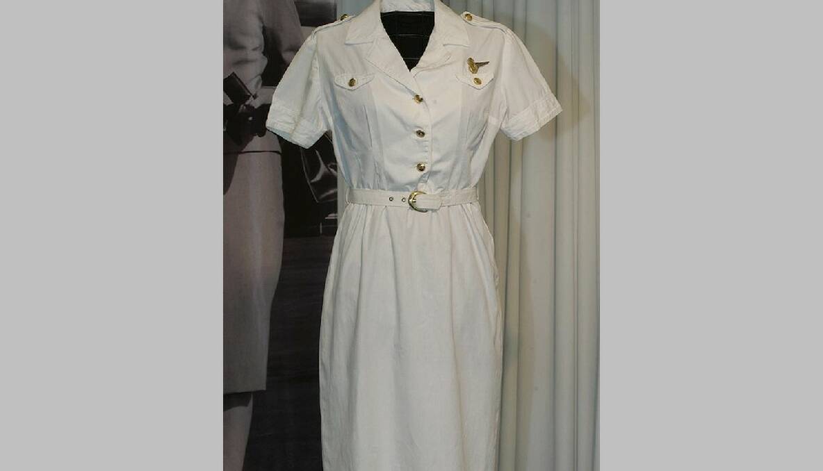 The first nine hostesses joined Qantas in 1948. The functional summer uniform consisted of a white cotton dress with two-tone summer shoes.